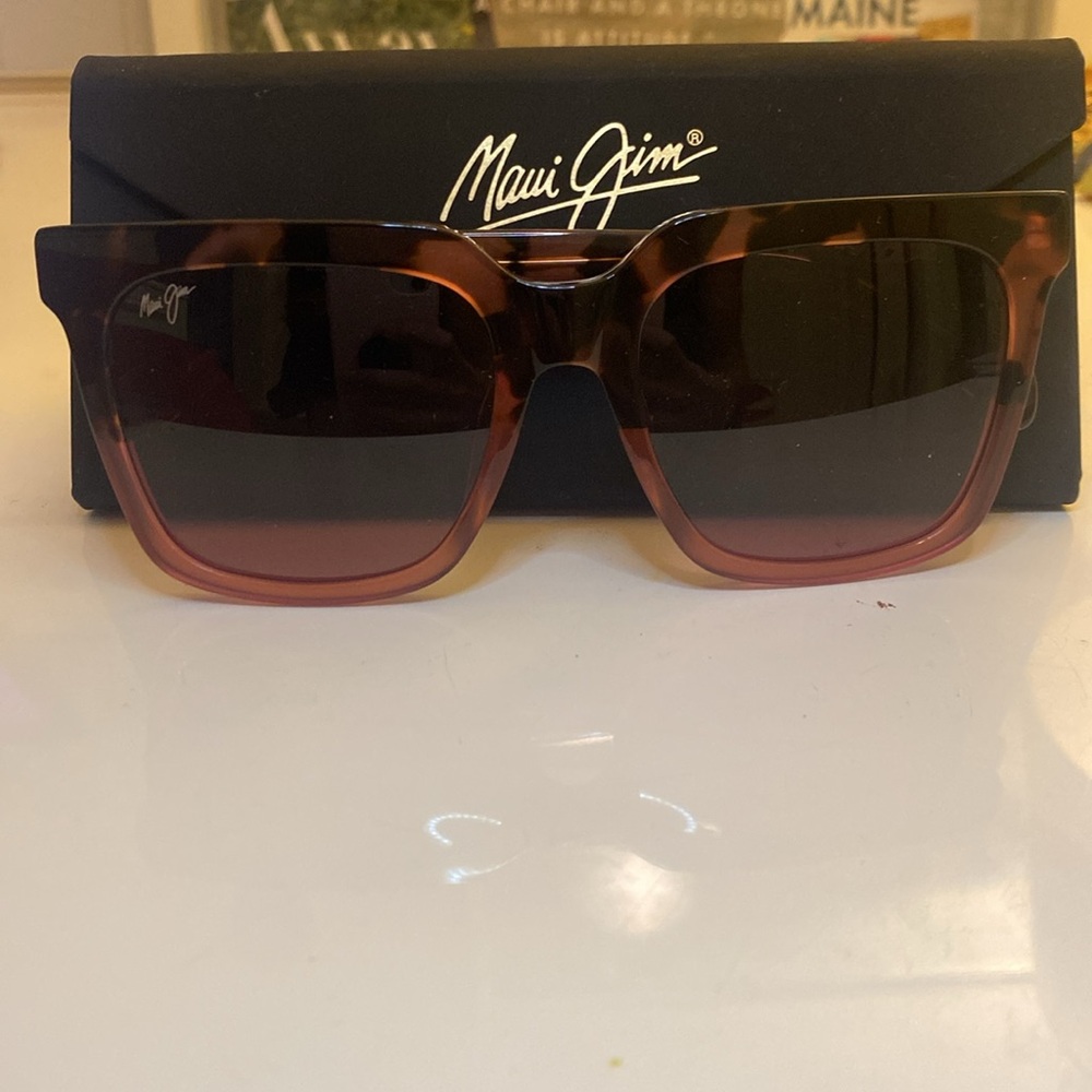 Brand new, never worn Maui Jim sunglasses. Polarized Rooftop in Pink Tortoise
